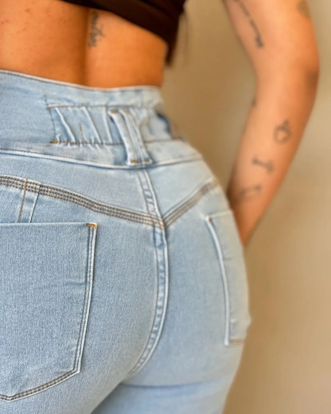 High-Waist Skinny-Jeans mit Pfirsich-Po-Effekt